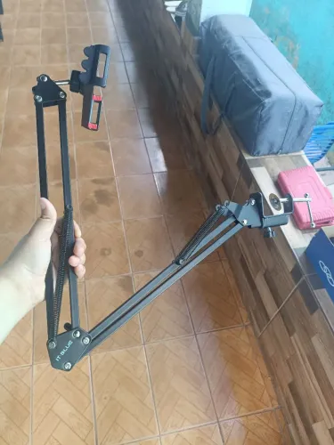 Vendo braço articulado para celular quase nenhum uso da shope de fábrica nenhum quebrado .
