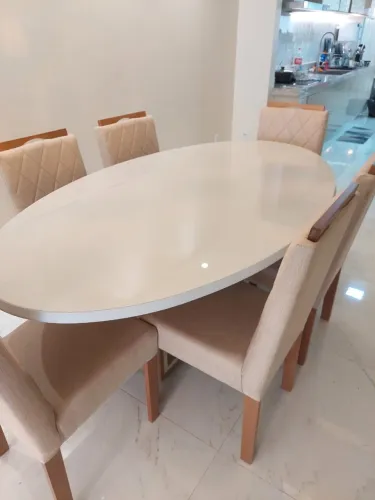 Mesa na madeira à pronta entrega