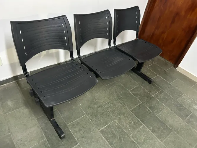 Longarina 3 lugares, preta. Estrutura metálica com assento plástico