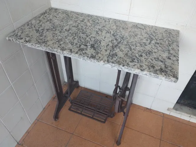 Mesa com pé de ferro Singer 