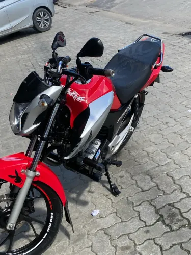 Moto bem conservada sem detalhes pra fazer, revisão em dia oportunidade extra nova é ela