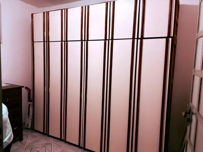 Vendo guarda roupa de 6 portas de madeira maciça