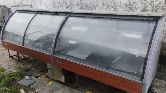 Balcão expositor natural. Medida: 3,20 metros de comprimento. Valor: 1.650,00 reais..