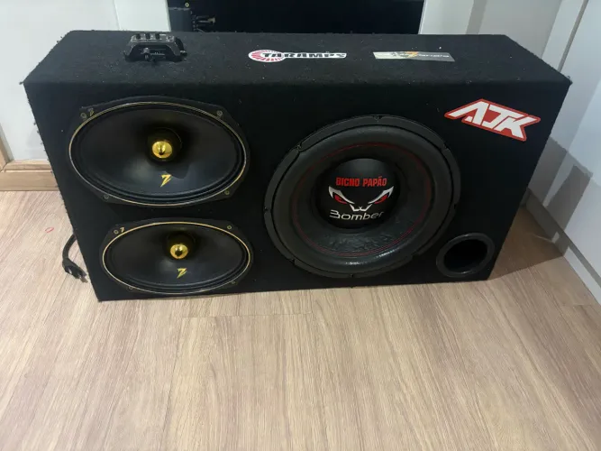 Caixa de som automotiva ativa.
