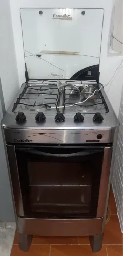 Fogão automático, 4 bocas e forno funcionando perfeitamente.
