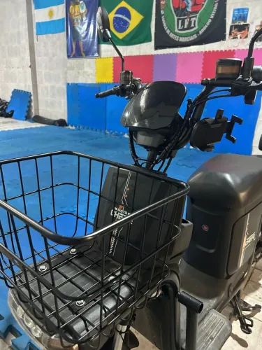 Vendo motinha super nova com trava é capacete 