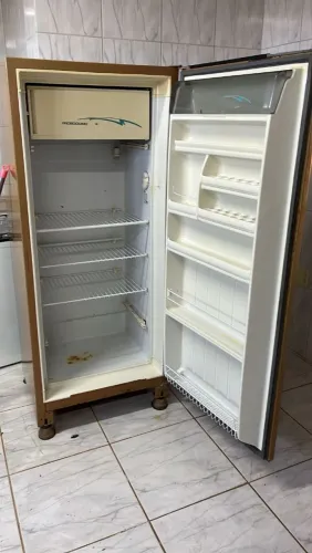 Geladeira usada R$300,00