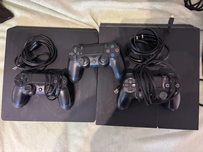 Dois Playstion 4 revisados, limpos e com gel térmico novo