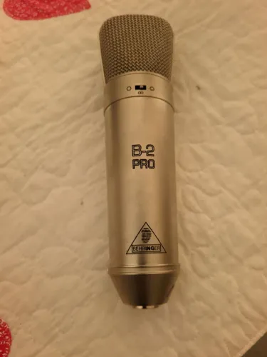 Microfone de Estúdio Behringer B-2 Pro
