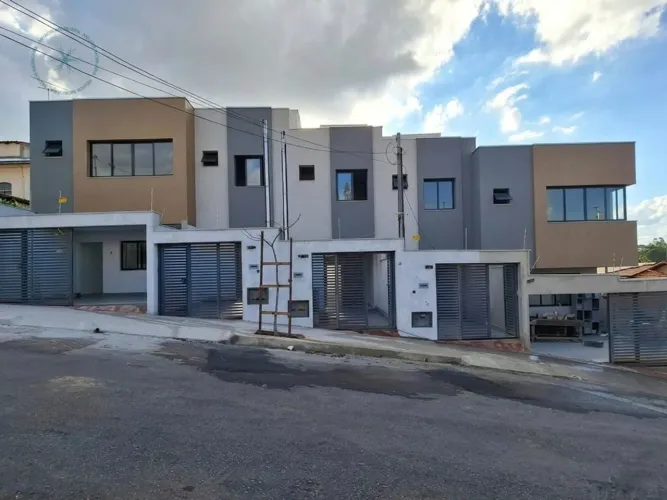 Casa Geminada á venda no bairro Planalto, Belo Horizonte - MG.