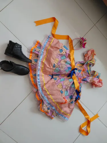 Vestido junino com tiara e bota preta,tamanho 8 anos e bota tamanho 31