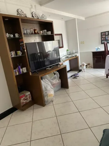 TRÊS QUARTOS, SENDO UMA SUITE E DUAS VAGAS DE GARAGEM, À VENDA NO ESPINHEIRO.