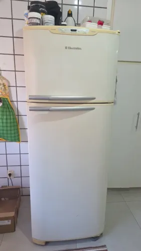VENDO REFRIGERADOR ELECTROLUX DFF44 220V