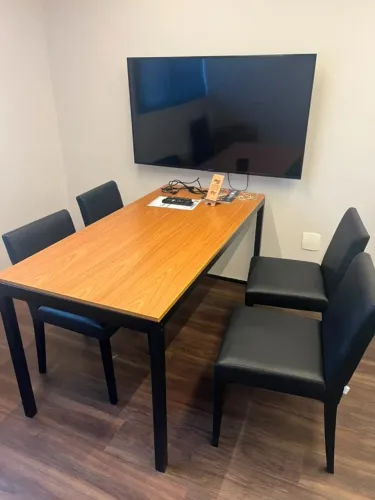 Mesa de reunião com 4 cadeiras