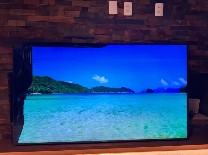 Smart TV LG 75" 75UA8550PSA 2025 - Tela Trincada p/ Retirada de Peças - Liga 100%
