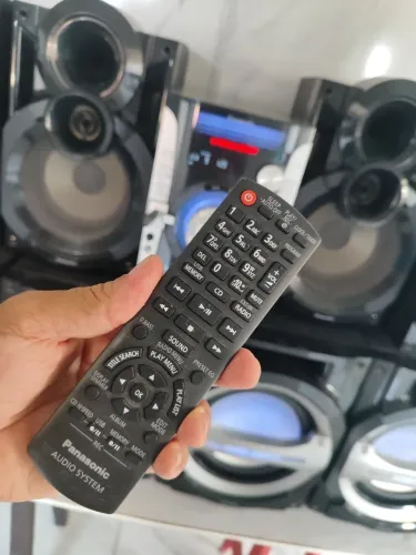 Mini system Panasonic 1660 whats de potência com oito caixas de som.