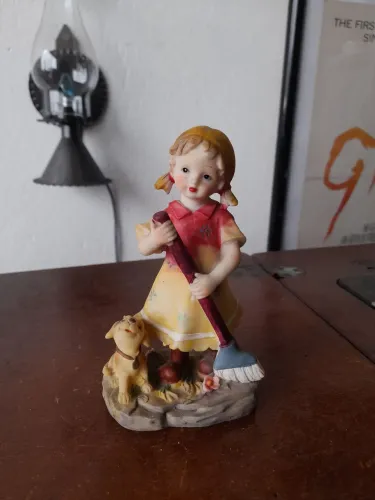 Bibelo menina em resina