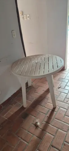Conjunto de Mesa Redonda com 5 Cadeiras de Plástico