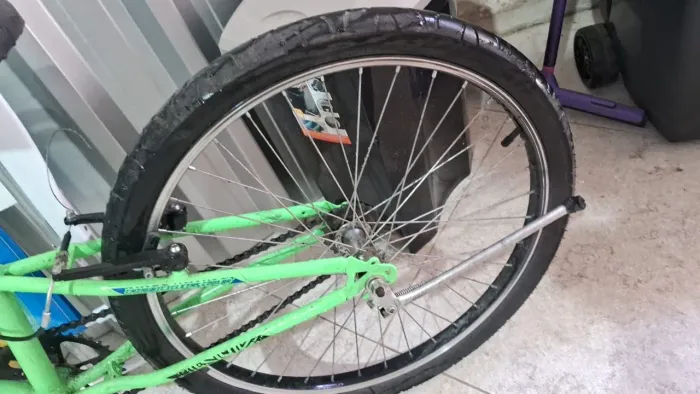 Vendo bike nova pouca usada para uma criança ate doze/12 anos aro/24