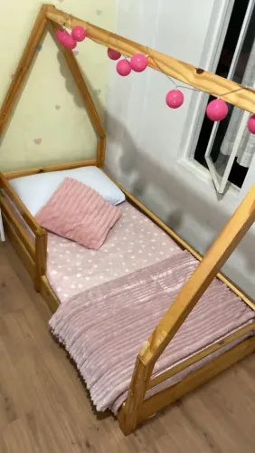 Mini Cama Montessoriana de Madeira + Colchão + Lençóis ? R$ 400