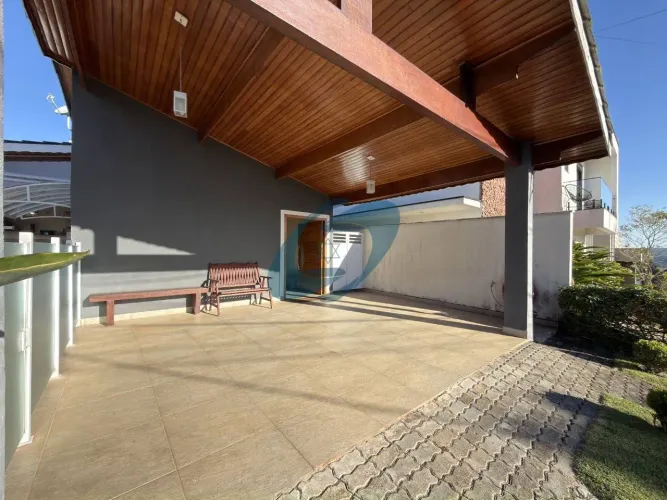 Linda Casa à Venda com 3 Dormitórios no Condomínio Terras de Atibaia I