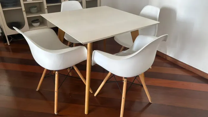 Mesa de jantar com 4 cadeiras