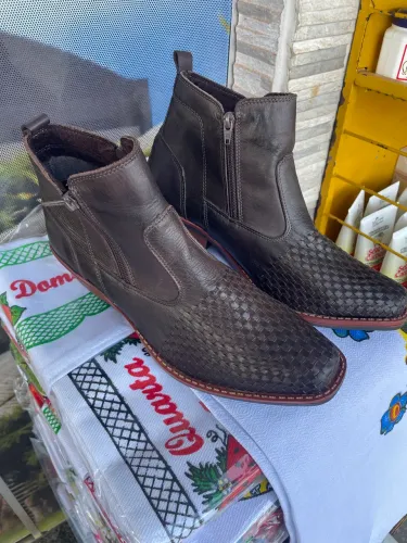 Bota masculina de couro