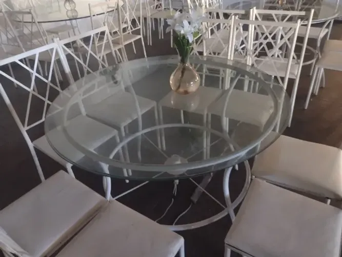 Mesa redonda de vidro temperado ótima para salão de festa e área de lazer