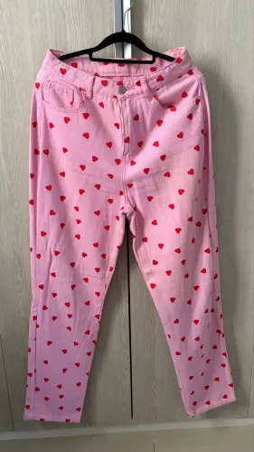 Calça jeans rosa com coração vermelho