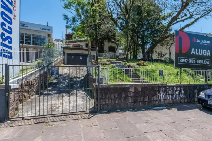 Casa comercial na Av. Wenceslau Escobar