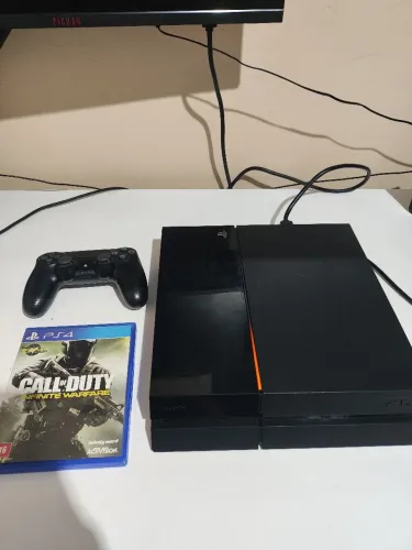 Playstation 4 Fat (PS4) Um controle e um Jogo