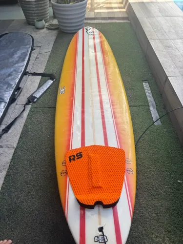 Prancha de Surf HB 7,6 + Capa térmica Wet Dreams + Quilhas/Leash