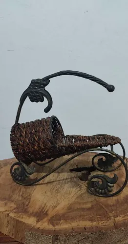 Antigo Porta-Garrafa de Vinho em Ferro e Fibra Natural - 28 cm