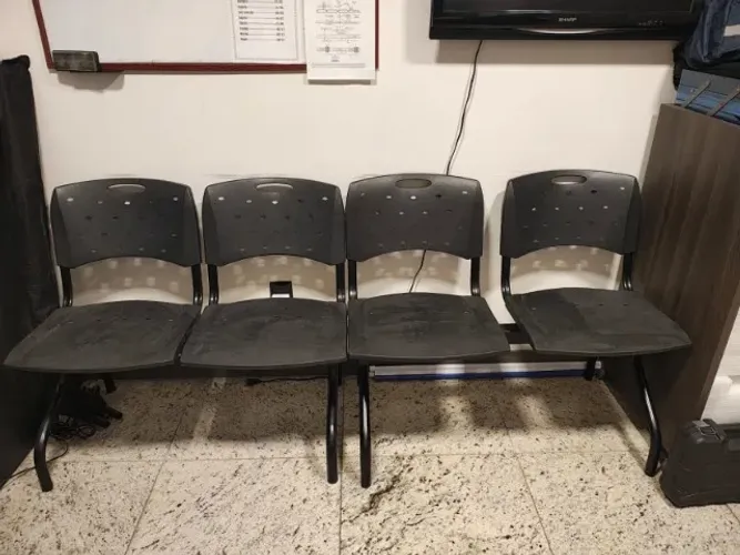 Cadeiras longarina e aparador com rodinhas