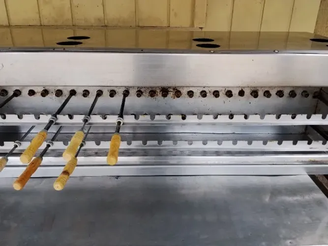 Churrasqueira rotativa a gás espetinhos de inox