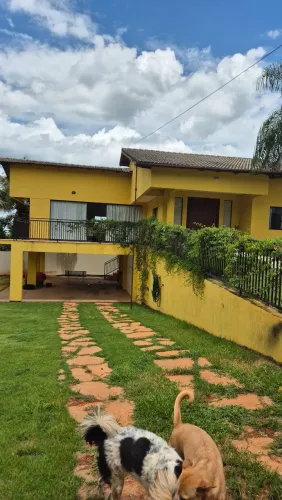 Lindíssima casa de condomínio próximo a entrada do condomínio 
