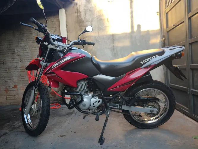 Vendo moto Bros es 150 ano 2011, documento pago só pra 2027, partida eletrica. Bom estado 