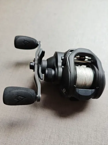 Carretilha Piscifun Carbon XCS - Perfil Baixo - 8.1:1 - Super Leve