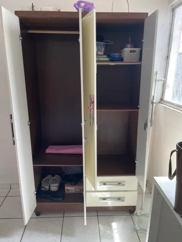 Vendo aguarda roupa