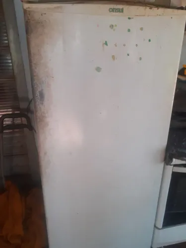 Estou vendendo a geladeira por 80 reais funciona normal quem tiver interese me chama