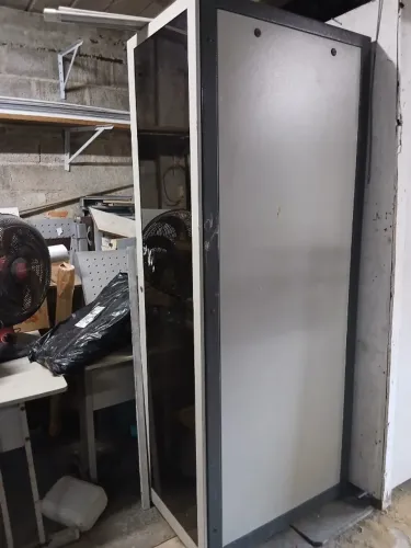 Rack de Piso Fechado Padrão 19" 44us x 870mm Preto com acessorios