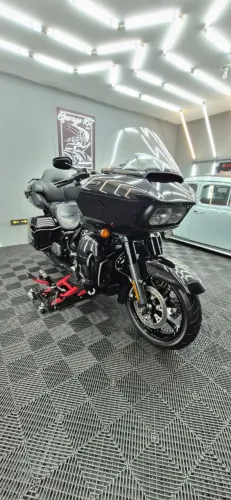 Harley Road Glide Limited 2022 com marcha ré