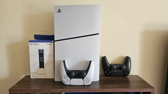 PS5 SLIM DIGITAL + 2 CONTROLES + BASE CARREGADORA 