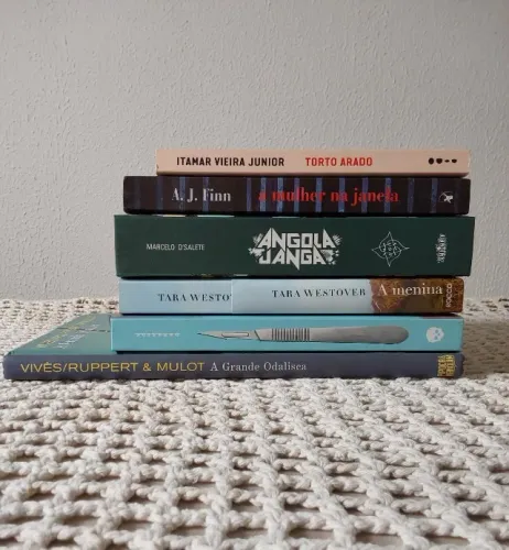 Kit 2hqs e 4 livros em ótimo estado | Torto Arado, O Segredo dos corpos, Angola Janga, ..