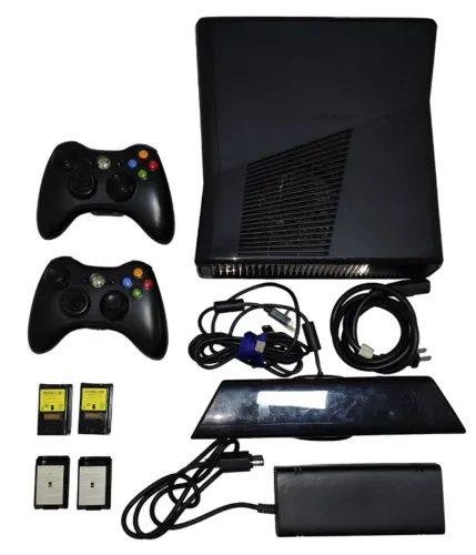 Xbox 360 Slim Desbloqueado + 2 Controles + Kinect | COMPLETO