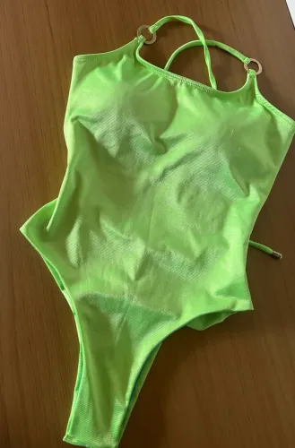 maiô verde neon