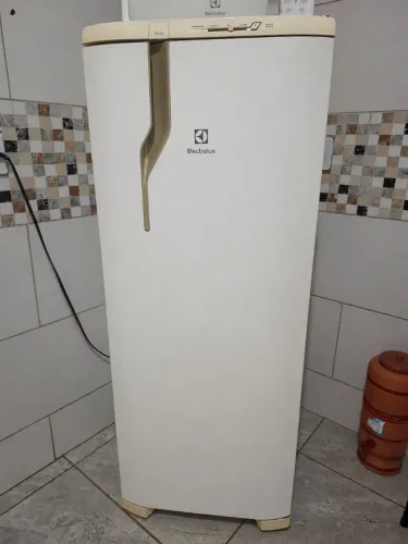 Refrigerador 240L Electrolux RE31