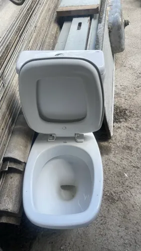 Vendo vasos sanitários semi novos. Loja de matérias de construção usados zap: *