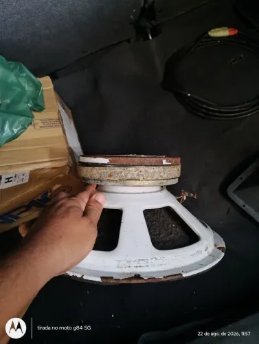 Vendo alto falante de 12 polegadas e uma boca de corneta..