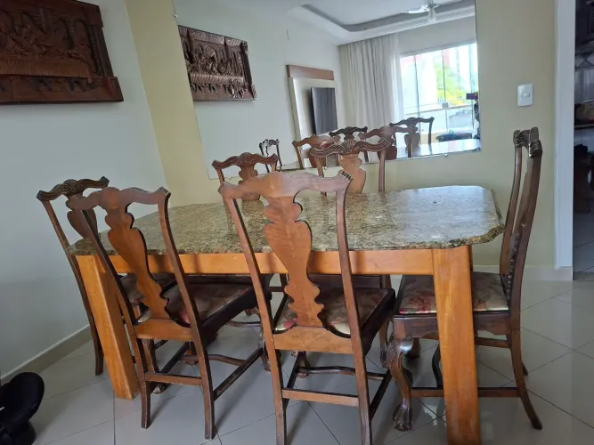Cadeira de jantar em madeiroa imbuía, toda trabalhada de forma artesanal.